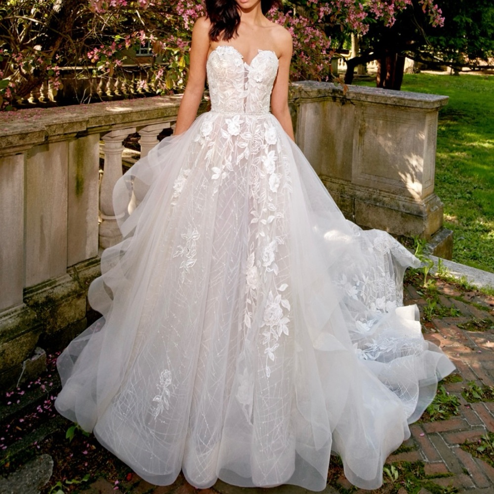 Elegant White Strapless Wedding Gown